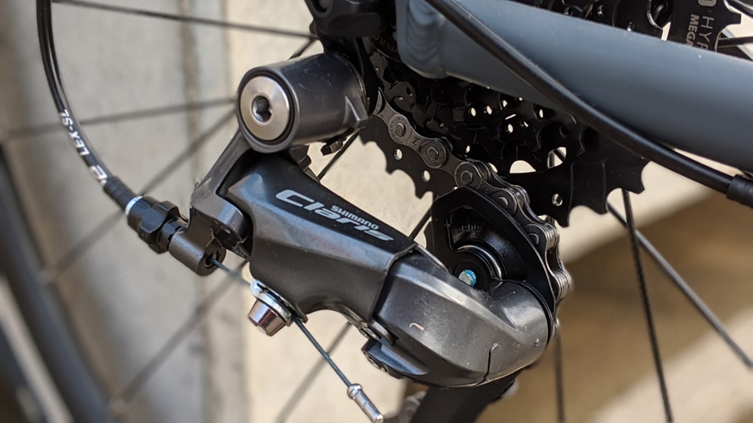 Nahaufnahme der Shimano Claris Schaltung am Cube Attain 2020 Rennrad.