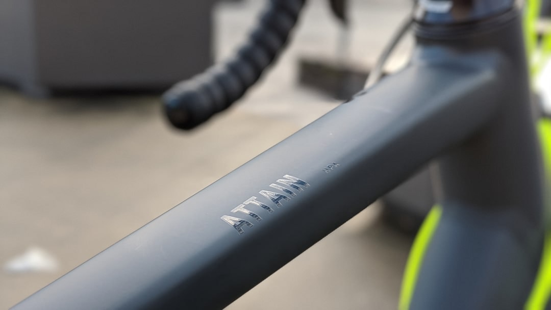 Nahaufnahme des Aluminiumrahmens am Cube Attain 2020 Rennrad.