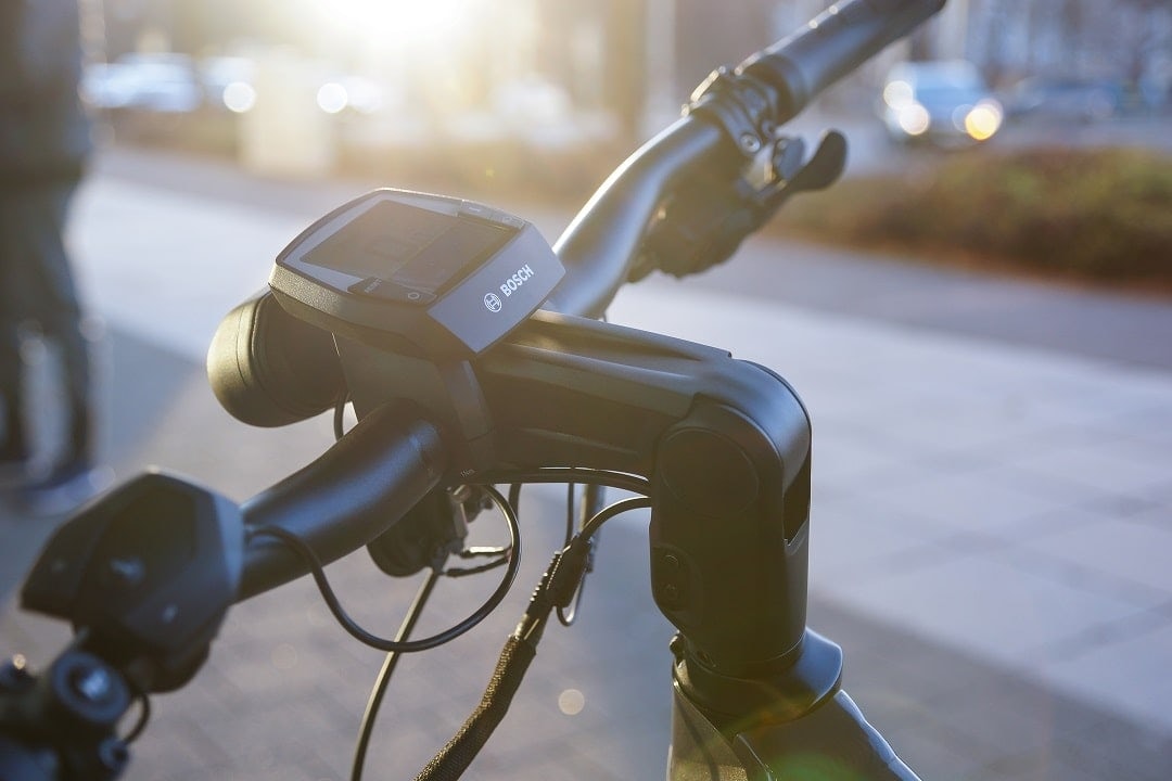 Nahaufnahme des Bosch Intuvia Displays am Lenker des Kalkhoff Endeavour 5.B Move 45 Speed-Pedelecs.