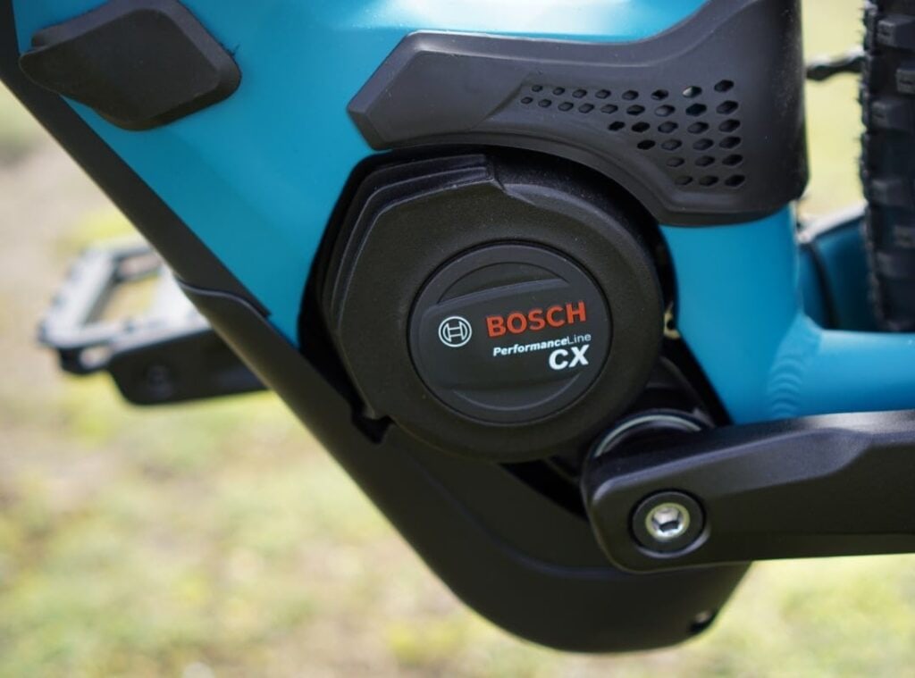 Nahaufnahme des Bosch Performance Line CX Gen4 Motors am Cube Reaction Hybrid Pro 500 E-Mountainbike.
