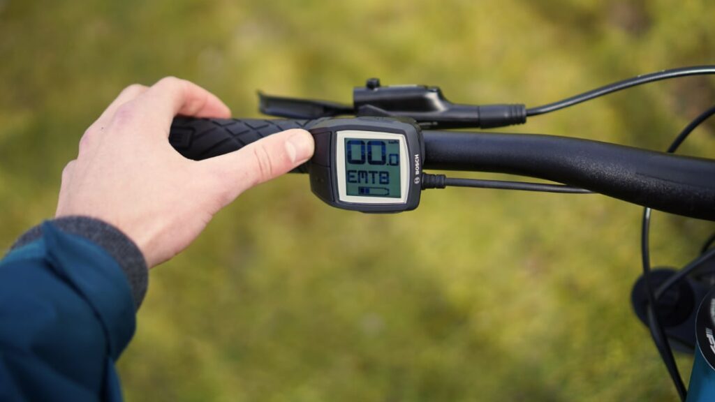 Nahaufnahme des Bosch Purion Displays am Lenker des Cube Reaction Hybrid Pro 500 E-Mountainbikes.