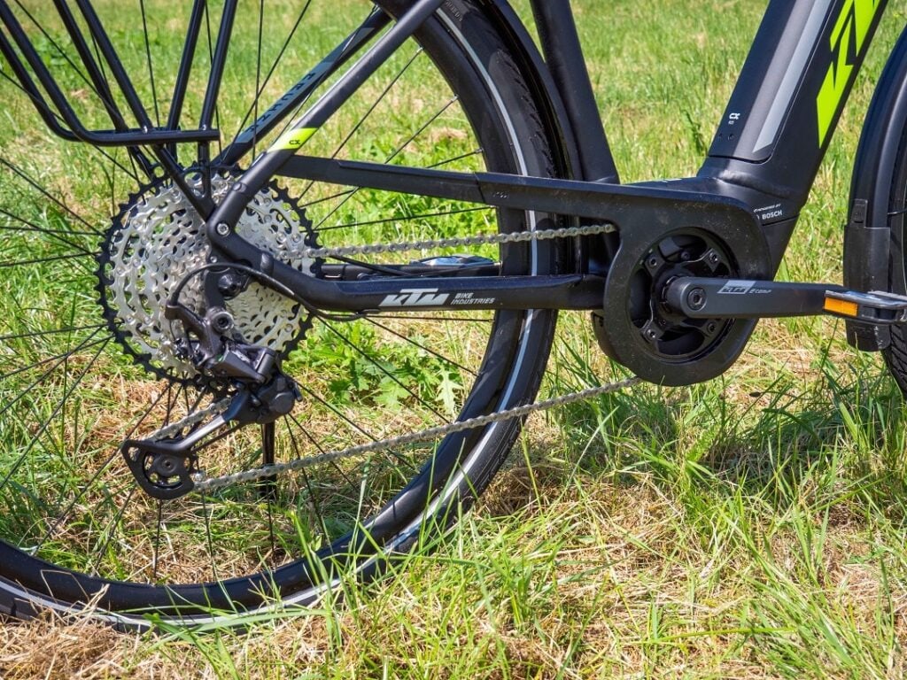 Nahaufnahme der Shimano XT 12-fach-Kettenschaltung am KTM Macina Style Pro E-Bike.