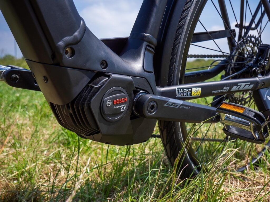 Nahaufnahme des Bosch Performance Line CX Motors am KTM Macina Style Pro E-Bike.