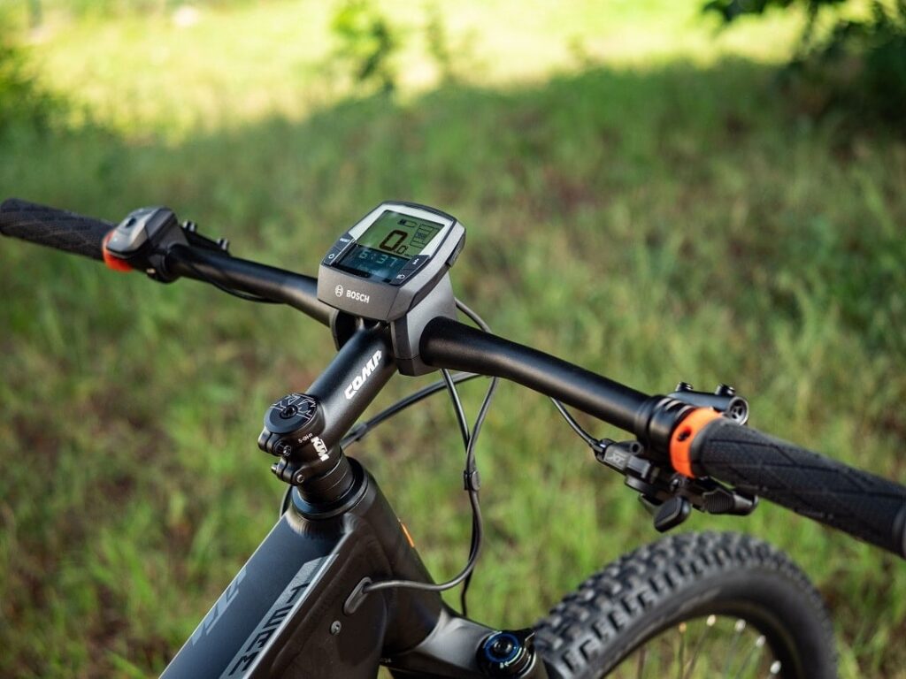 Nahaufnahme des Bosch Intuvia Displays am Lenker des KTM Macina Team Pro 2020 E-Mountainbikes.