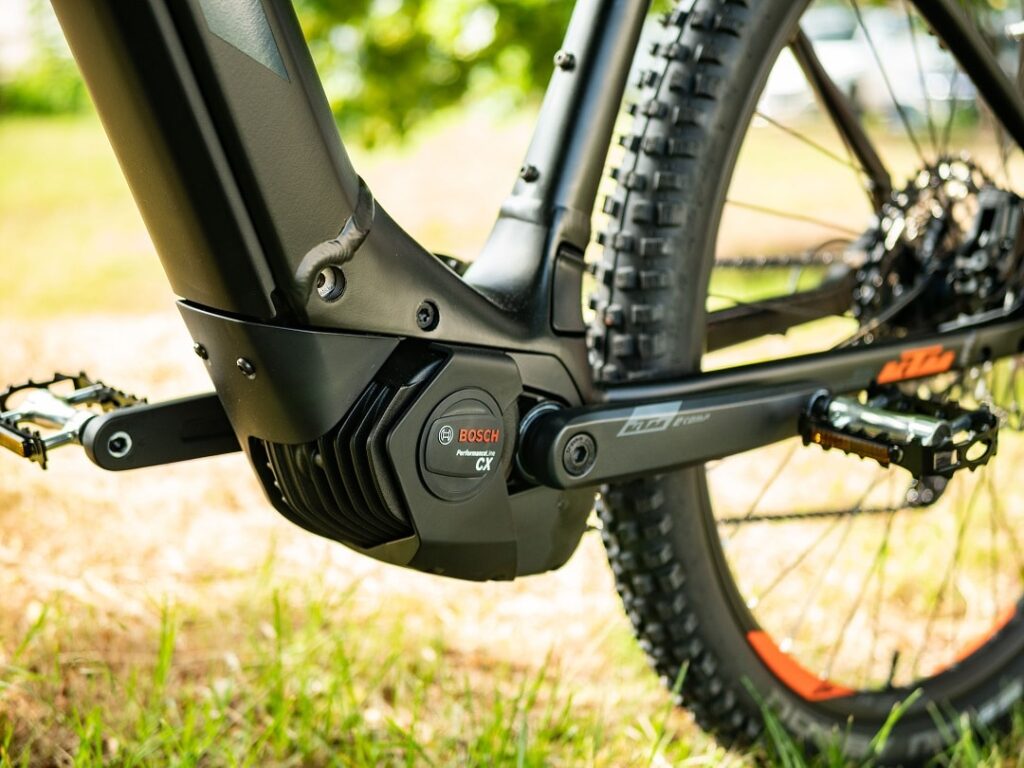 Nahaufnahme des integrierten Bosch Motors am KTM Macina Team Pro 2020 E-Mountainbike.