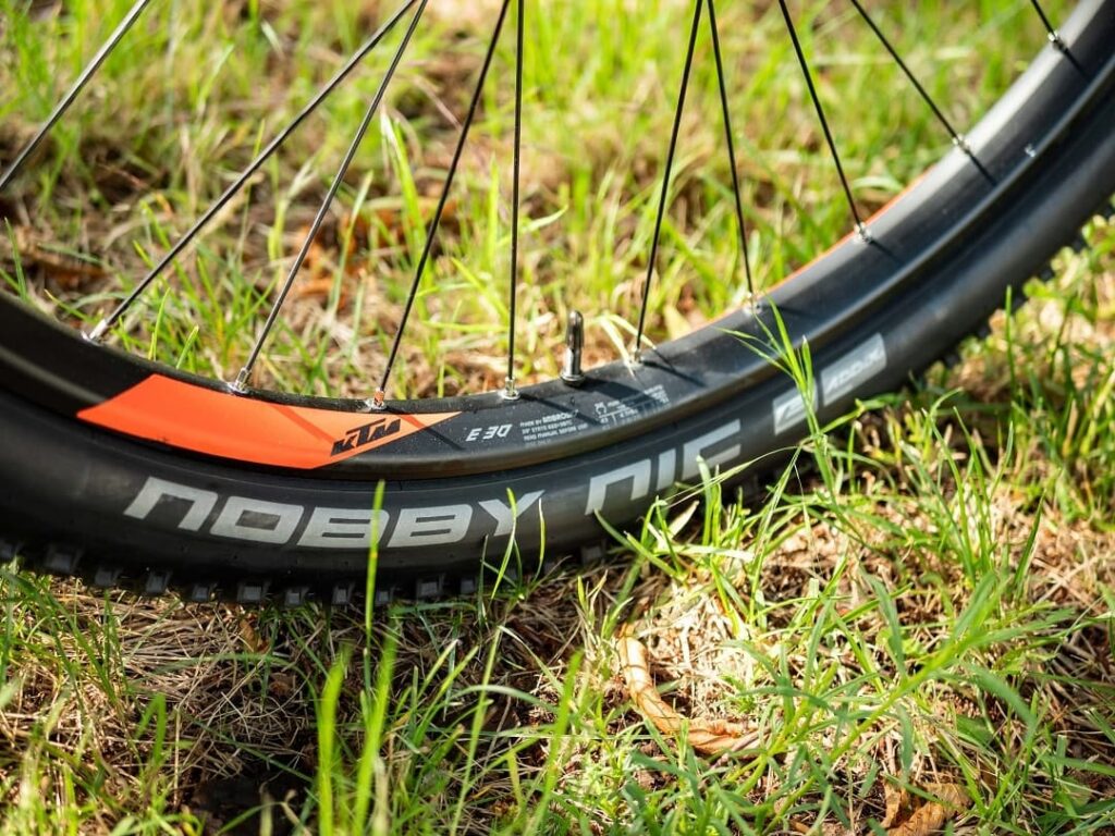 Nahaufnahme des Schwalbe Nobby Nic Reifens am KTM Macina Team Pro 2020 E-Mountainbike.