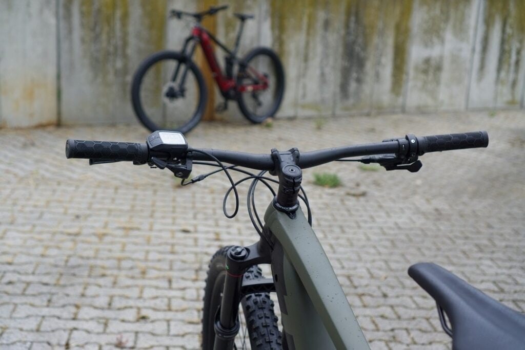 Nahaufnahme des Trek Rail E-Mountainbike-Lenkers mit Bosch Purion Display.