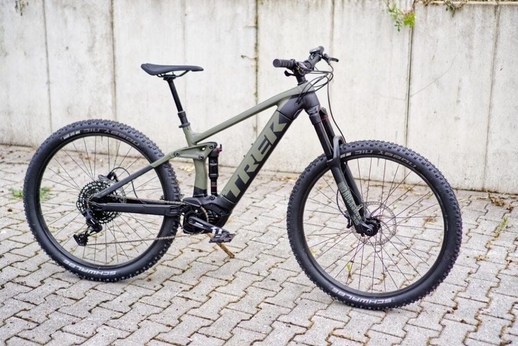 Das Trek Rail 5 E-MTB in Seitenansicht.