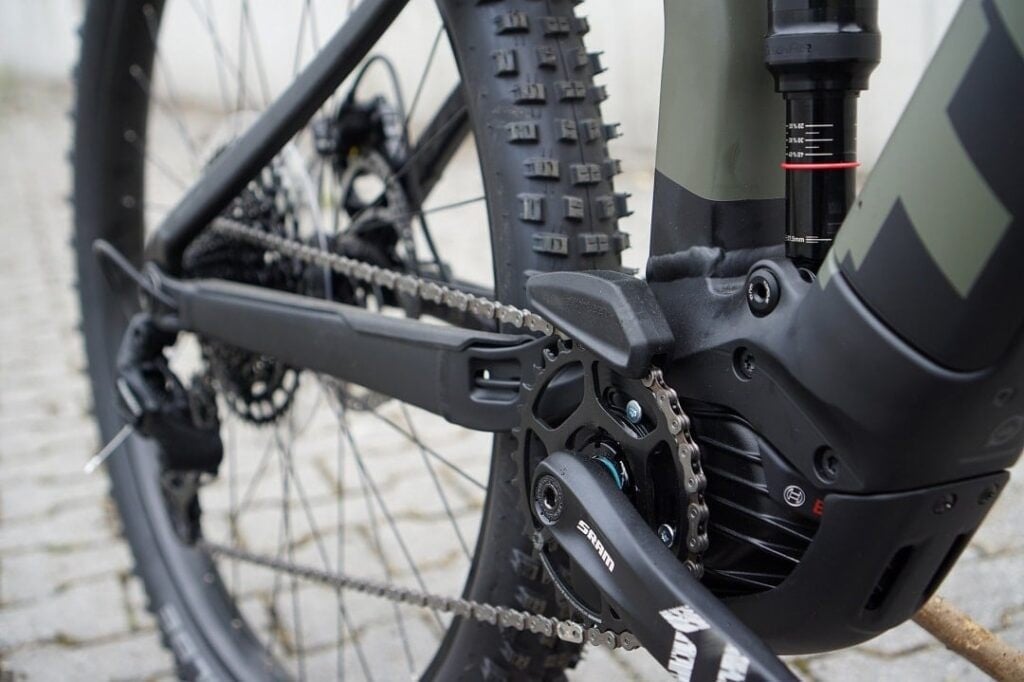Nahaufnahme von Motor, Kurbel und Kettenblatt eines Trek Rail E-Mountainbikes.