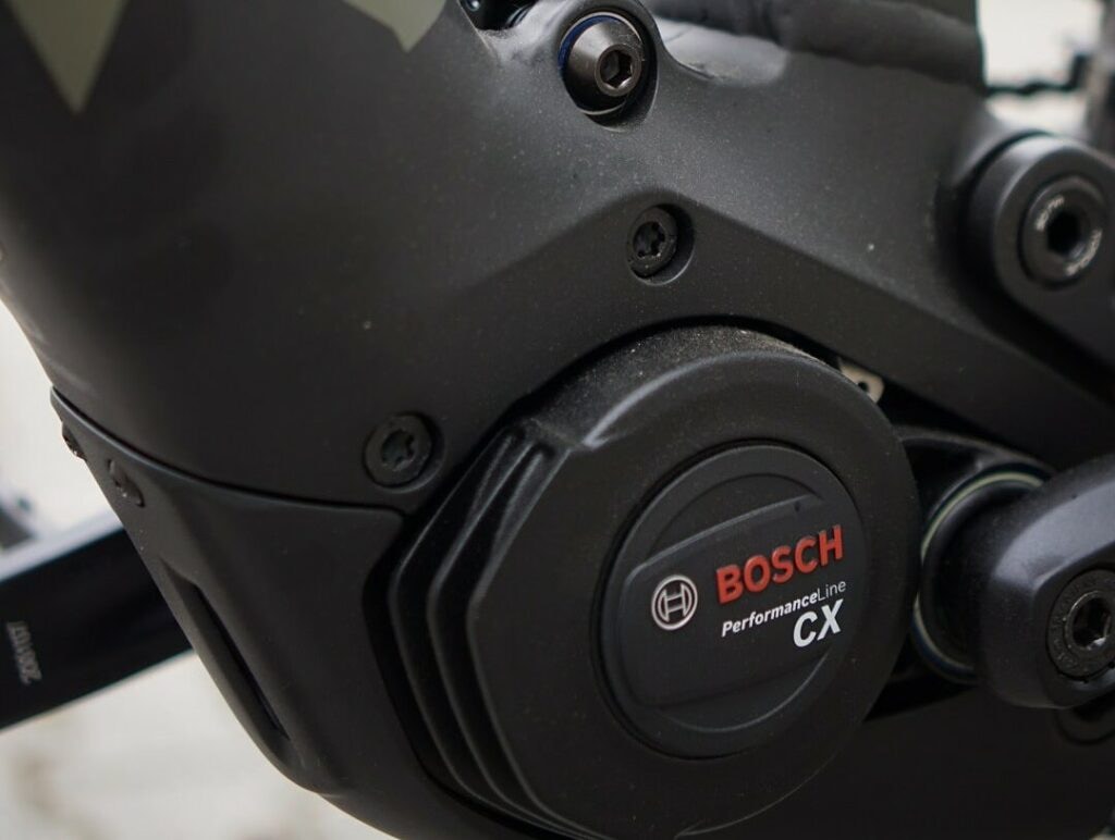 Nahaufnahme des Bosch Performance CX Gen4 Motors und der Kurbel des Trek Rail 5 E-Mountainbikes.