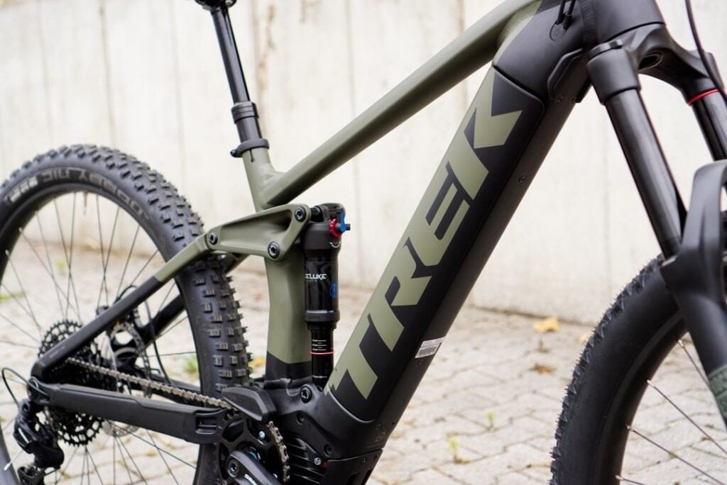 Nahaufnahme des Rahmens und der Federung eines Trek E-Mountainbikes.