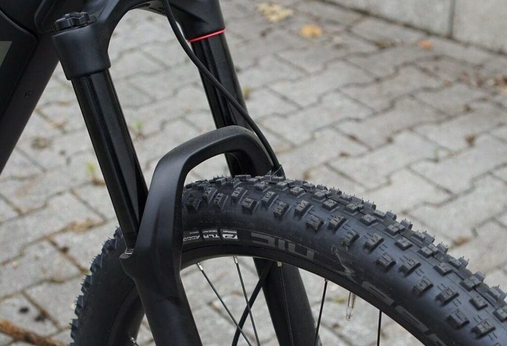 Nahaufnahme der Rock Shox 35 Federgabel am Vorderrad eines E-Mountainbikes.