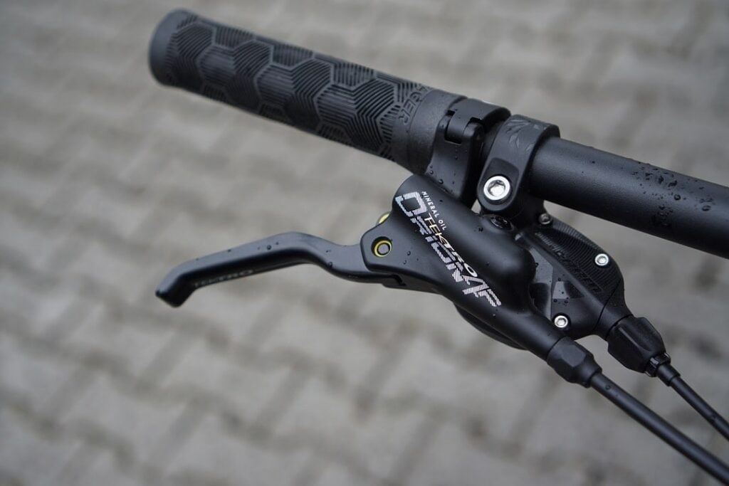 Nahaufnahme des Bremshebels am Lenker des Trek Rail 5 E-Mountainbikes.