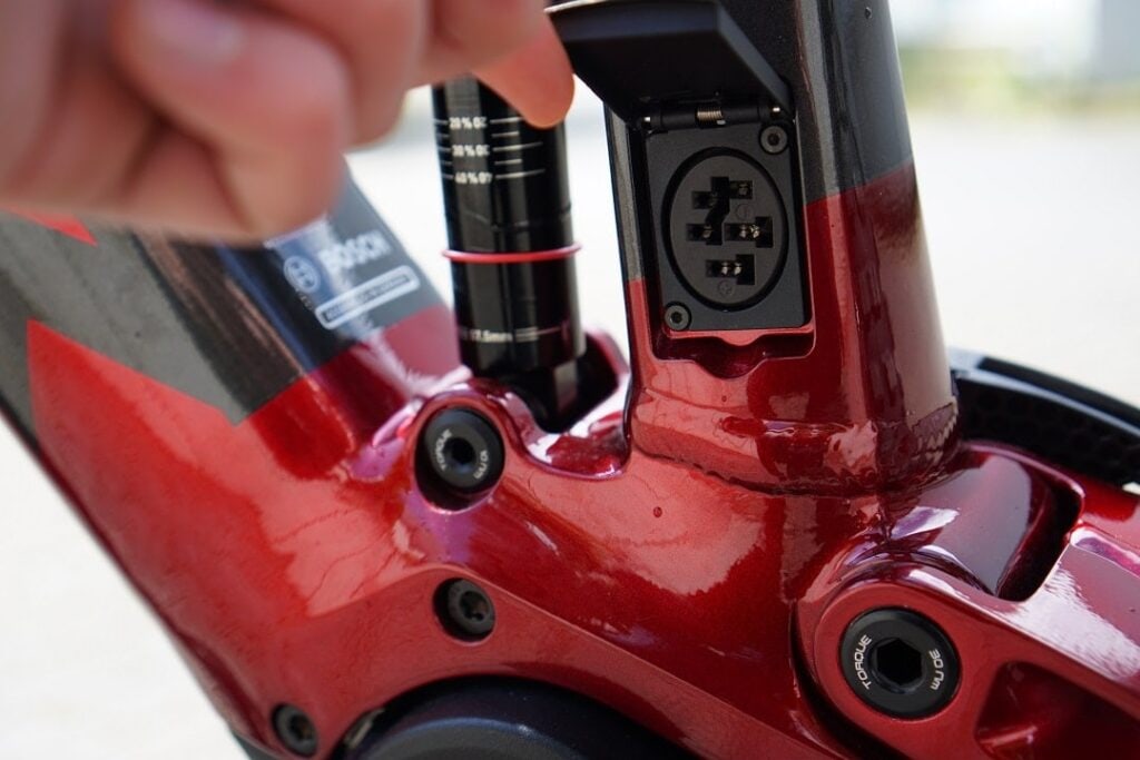 Nahaufnahme des Ladeanschlusses am Rahmen des Trek Rail 7 E-Mountainbikes.