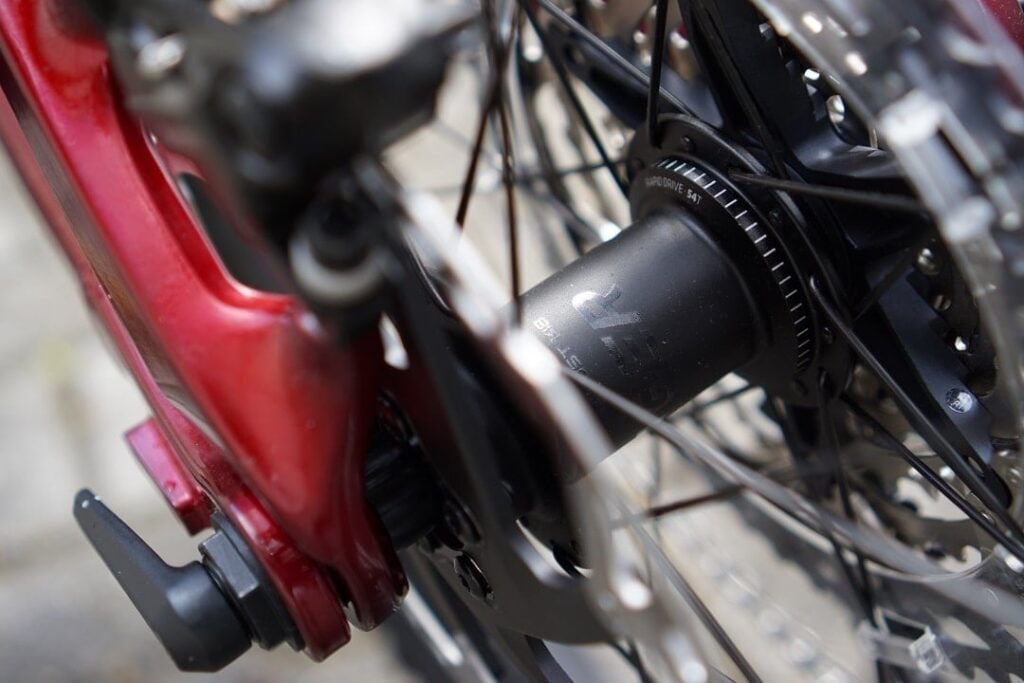 Nahaufnahme der Hinterradnabe und Kassette des Trek Rail 7 E-Mountainbikes.
