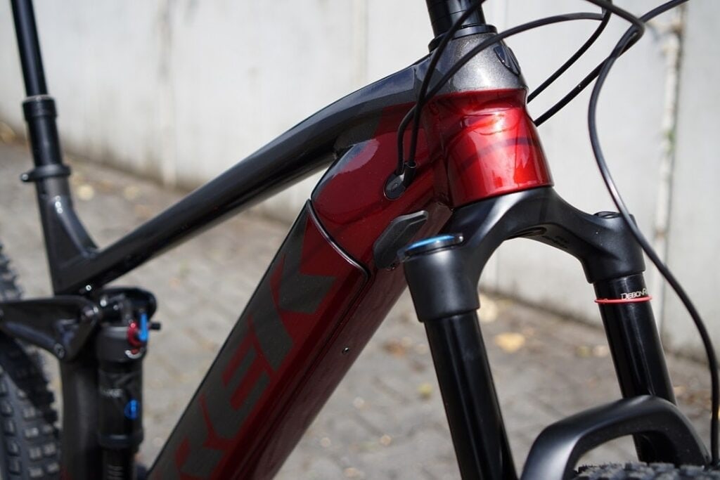 Nahaufnahme des Steuerrohrs und der Federgabel des Trek Rail 7 E-Mountainbikes.