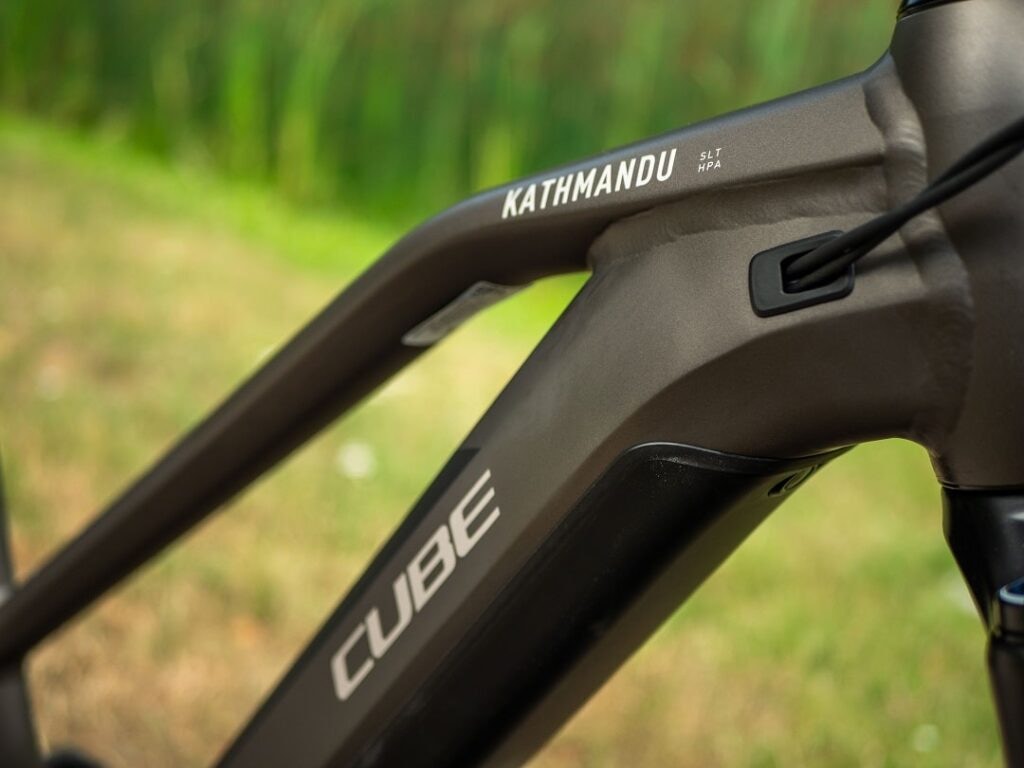 Nahaufnahme des Rahmens des CX Motors am Cube Kathmandu Hybrid SLT 625 Trapez E-Bike.