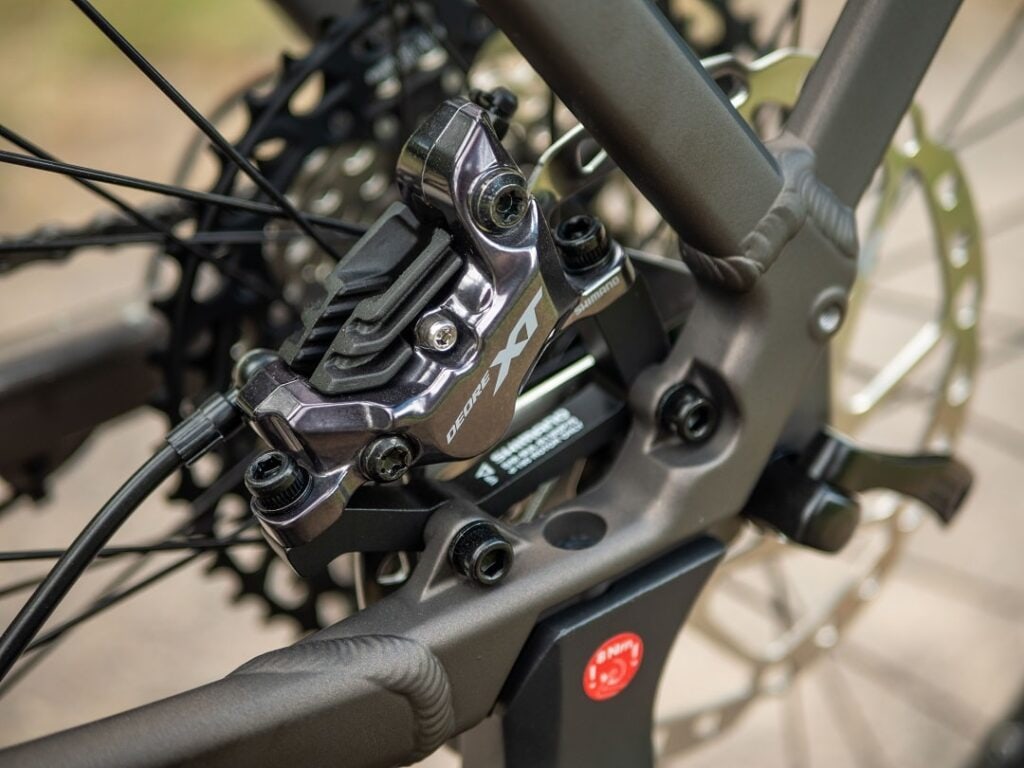 Nahaufnahme der Kettenschaltung mit Kassette, Kette und Schaltwerk am Cube Kathmandu Hybrid SLT 625 Trapez E-Bike.