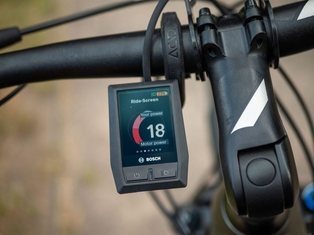 Nahaufnahme des Bosch Kiox Displays am Lenker des Cube Kathmandu Hybrid SLT 625 Trapez E-Bikes.