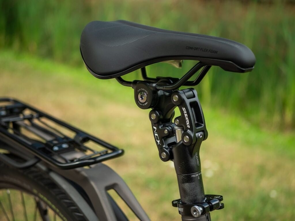 Nahaufnahme der Sattelstütze am Cube Kathmandu Hybrid SLT 625 Trapez E-Bike.