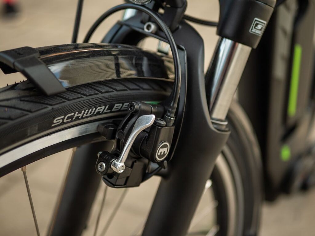 Nahaufnahme der Felgenbremse am KTM Macina Central 5 RT 2020 E-Bike.