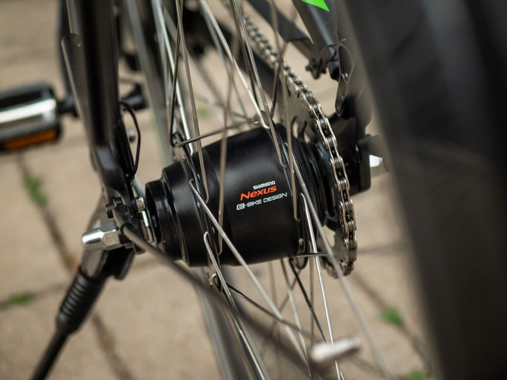 Nahaufnahme der Nabenschaltung am Hinterrad des KTM Macina Central 5 RT 2020 E-Bikes.
