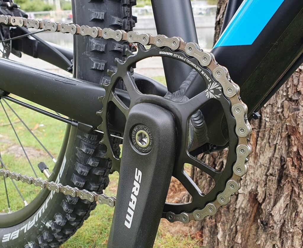 Nahaufnahme von Kette, Kettenblatt und Kurbel am Cube Analog 2021 Mountainbike.