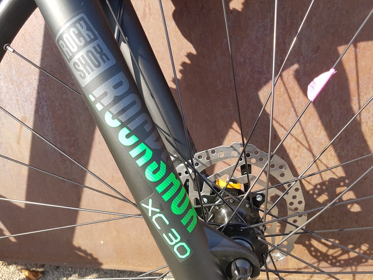Nahaufnahme der Scheibenbremse am Cube Analog Mountainbike.