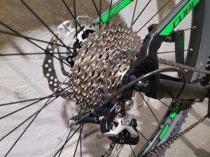 Nahaufnahme des Shimano XT Schaltwerks am Cube Analog Mountainbike.