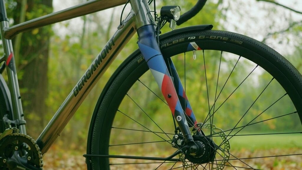 Nahaufnahme der Gabel und des Vorderrads am Bergamont Grandurance RD 3 Gravelbike.