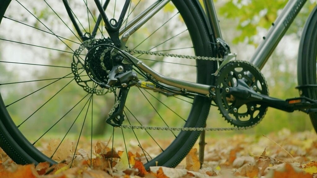 Nahaufnahme des Hinterrads mit 8-Fach-Kassette und Shimano Claris Schaltung am Bergamont Grandurance RD 3 Gravelbike.