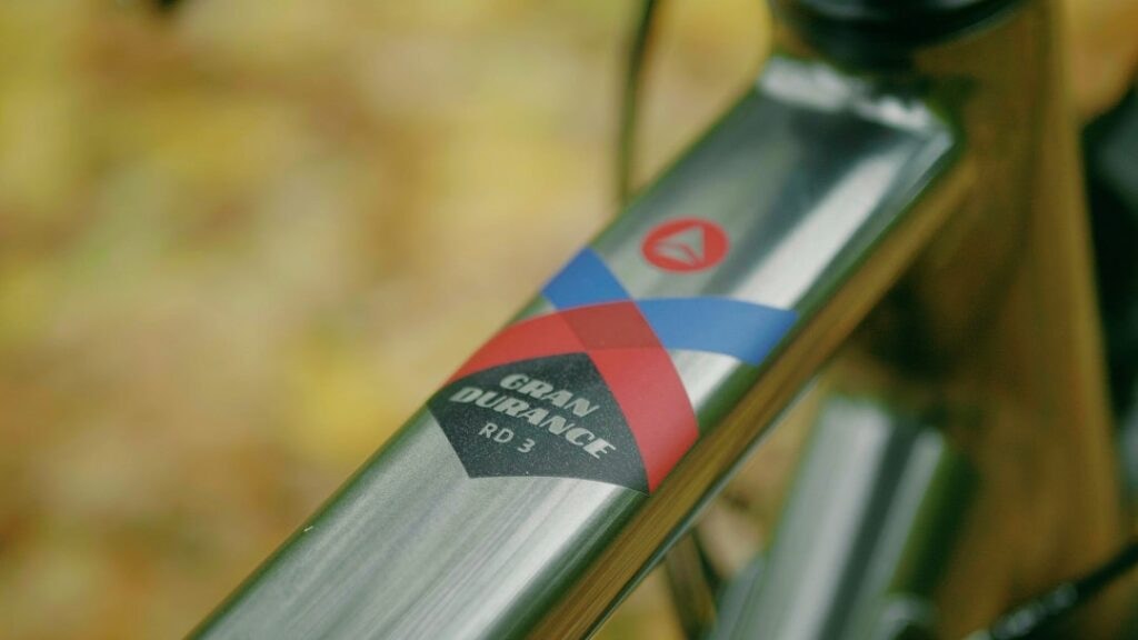 Nahaufnahme des silbernen Bergamont Grandurance RD 3 Rahmens mit Bergamont-Logo.