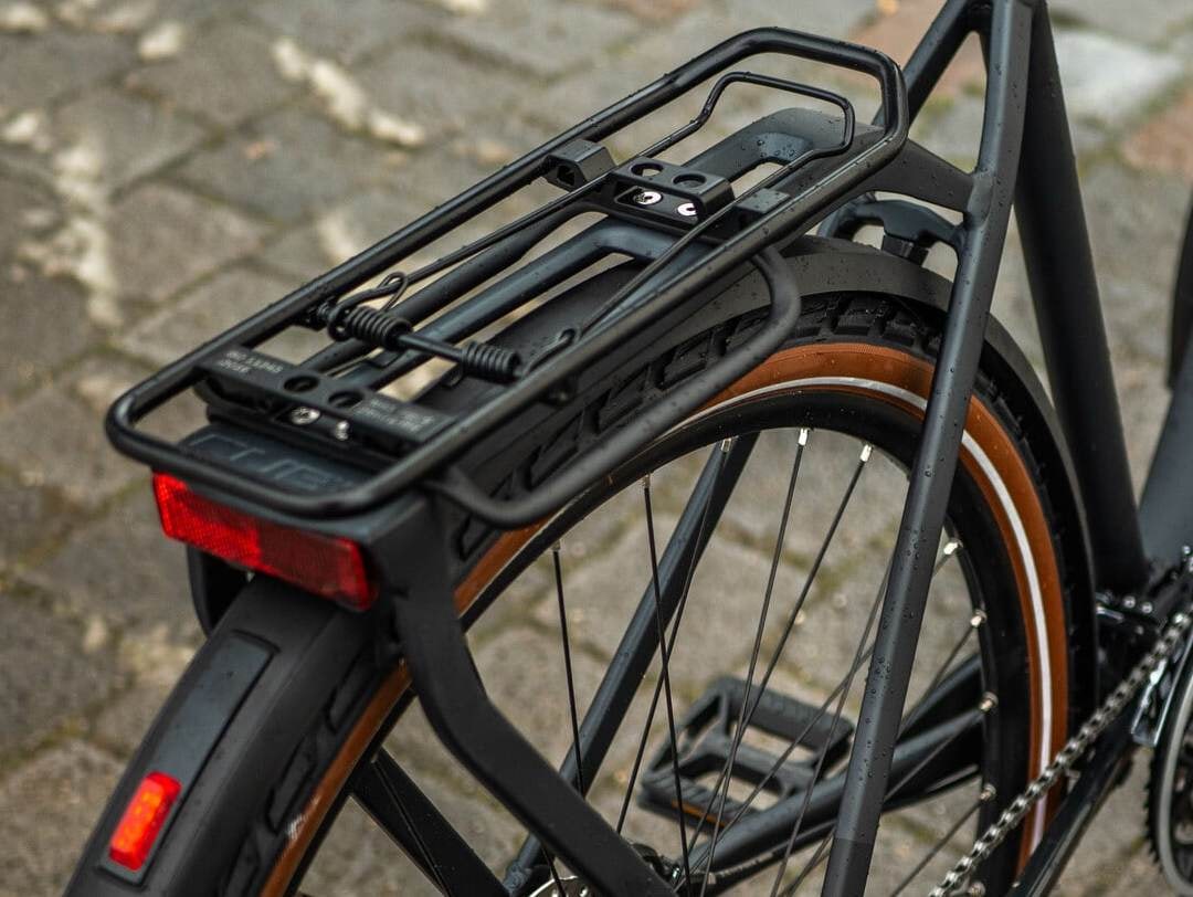 Nahaufnahme des integrierten Gepäckträgers am Cube Kathmandu Pro 2021 Trekkingrad.
