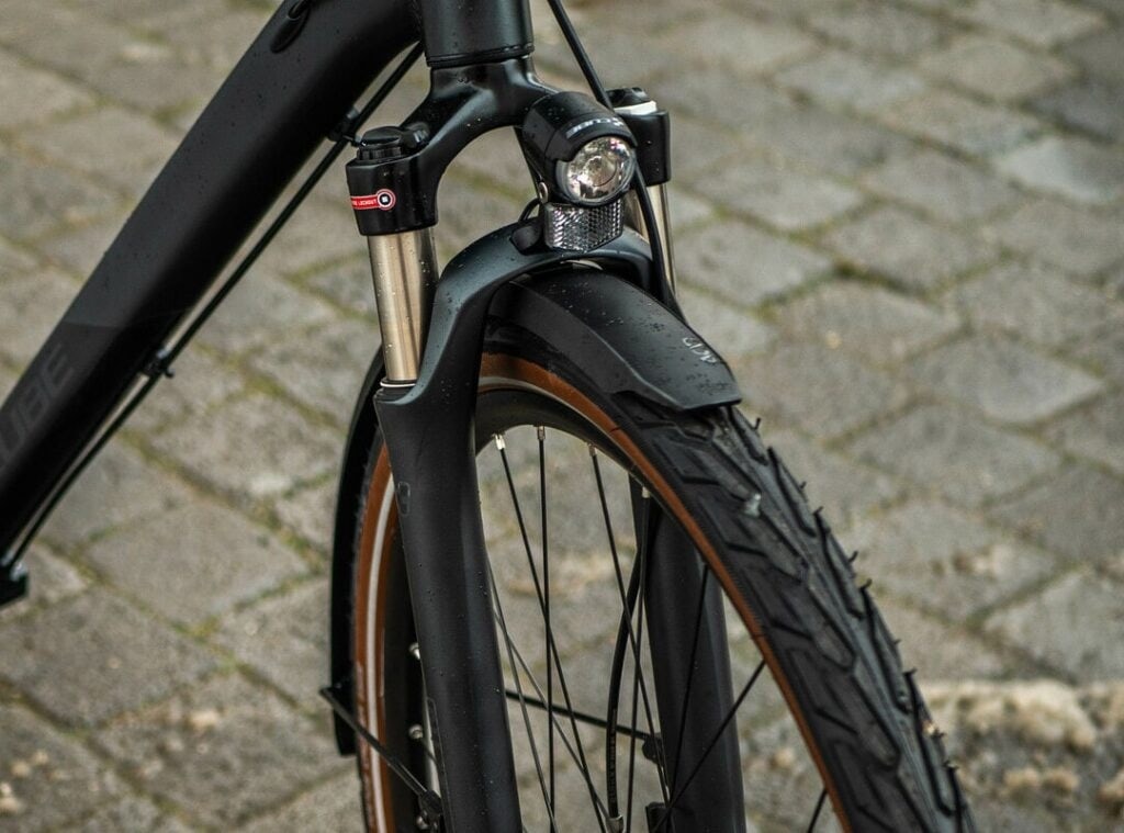 Nahaufnahme der Luftfedergabel am Cube Kathmandu Pro 2021 Trekkingrad.