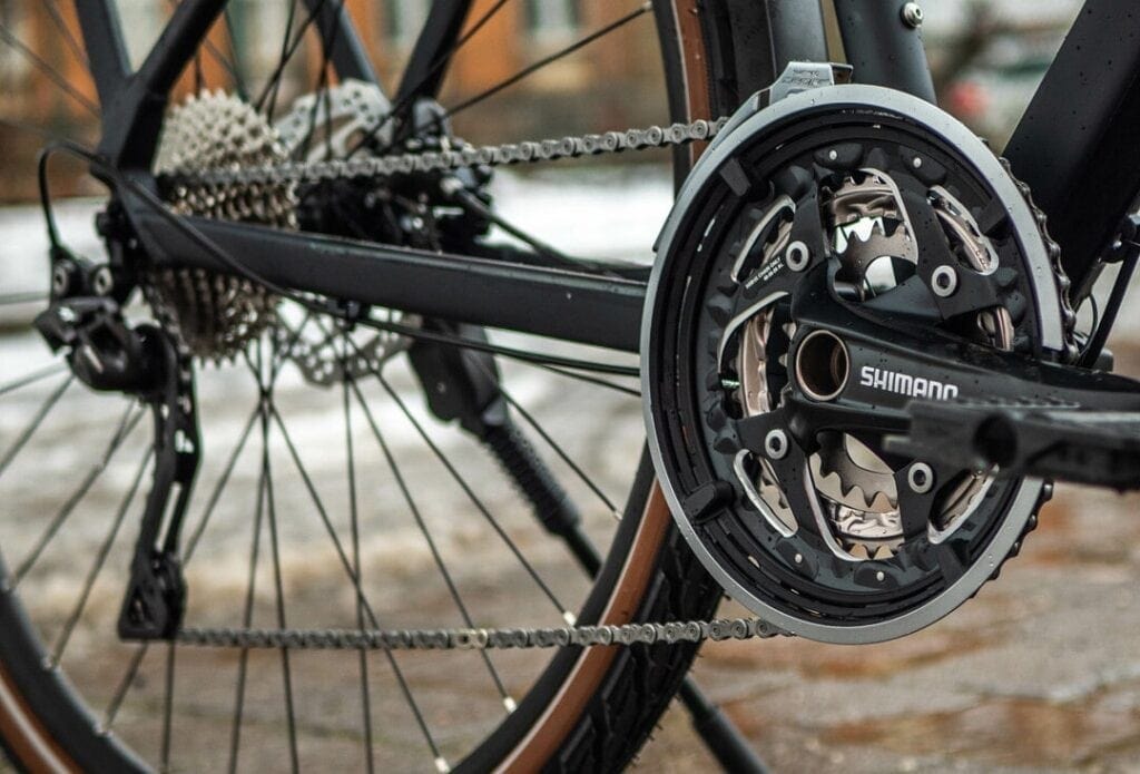 Nahaufnahme der Shimano Kurbelgarnitur und des Antriebs am Cube Kathmandu Pro 2021 Trekkingrad.