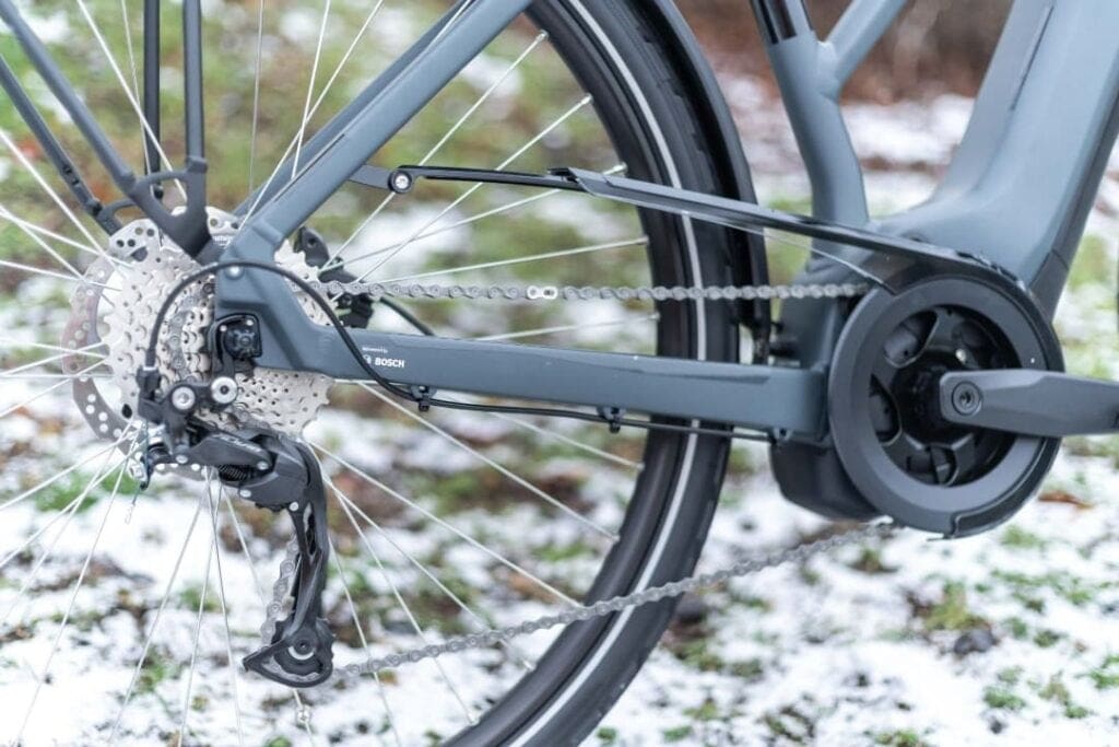 Nahaufnahme des Antriebs am Cube Touring Hybrid ONE E-Trekkingbike mit Motor, Kurbel und Pedal.