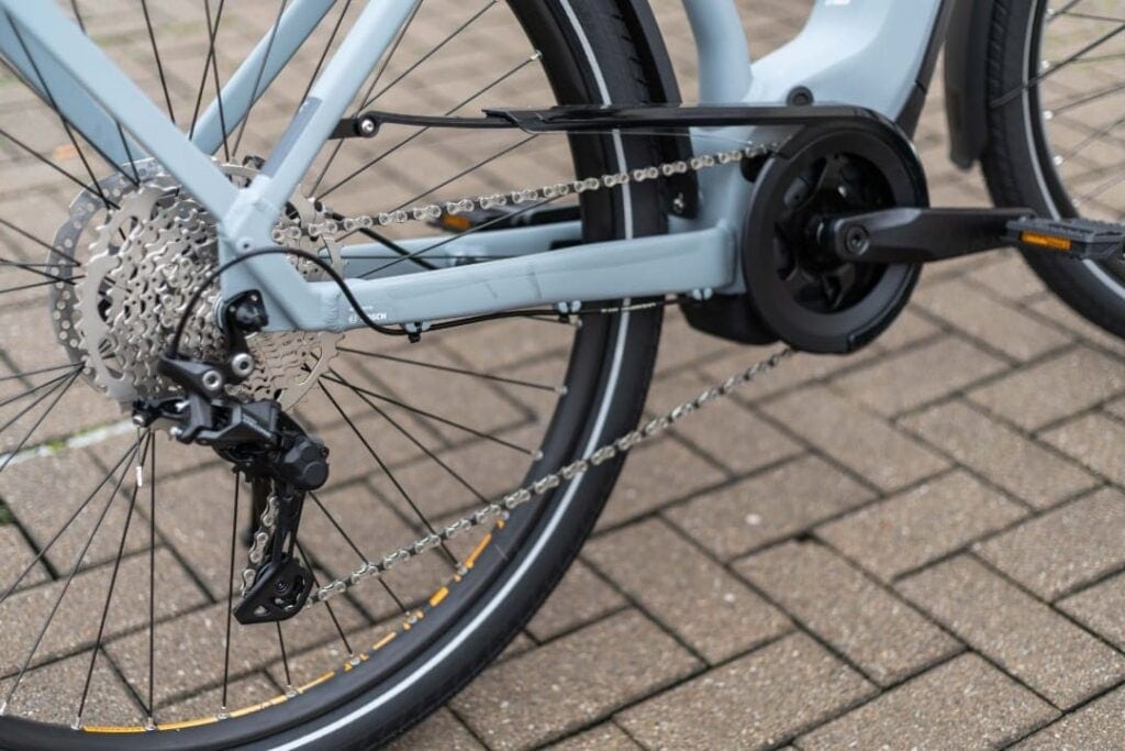 Nahaufnahme des Antriebs am Cube Touring Hybrid Pro E-Trekkingbike mit Schaltwerk, Kassette und Kette.