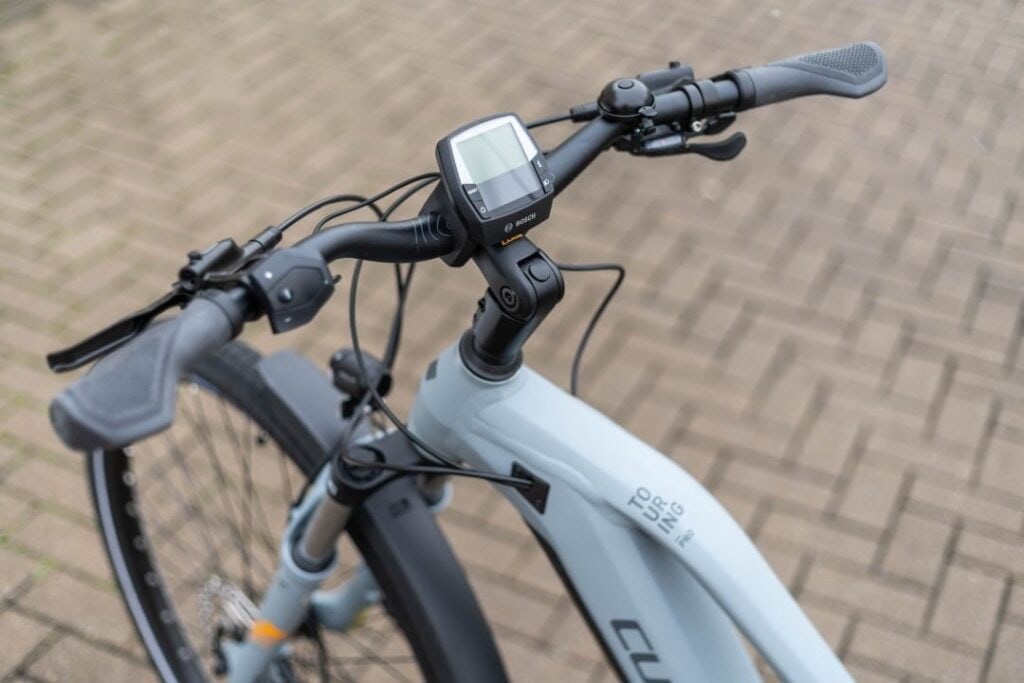 Cockpit des Cube Touring Hybrid Pro E-Trekkingbikes mit Display, Lenker und Bedienelementen.