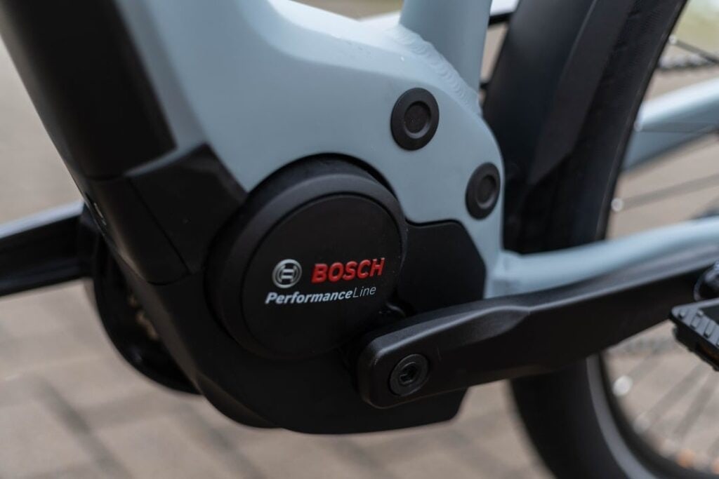 Nahaufnahme des Bosch Motors am Cube Touring Hybrid Pro E-Trekkingbike mit Kurbel und Pedal.
