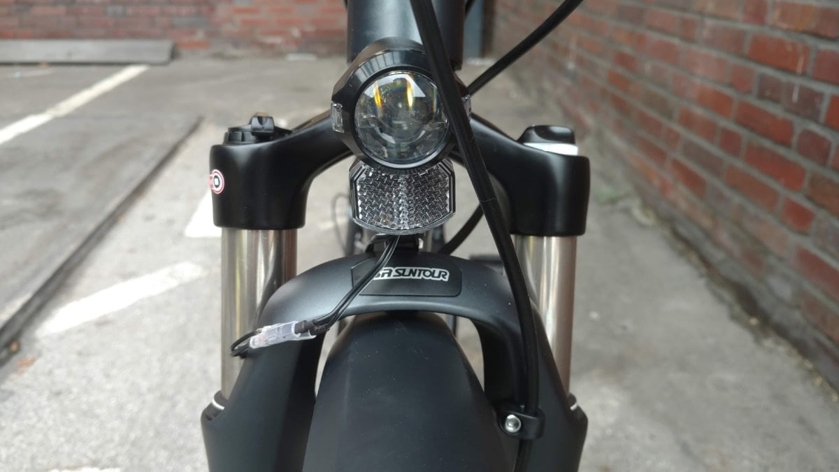Nahaufnahme der AXA LED-Lichtanlage am Cube Kathmandu Pro 2019 Trekkingrad.