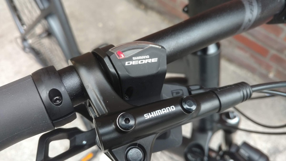 Nahaufnahme der Shimano Deore Schaltung mit Kassette und Kette am Cube Kathmandu Pro 2019 Trekkingrad.