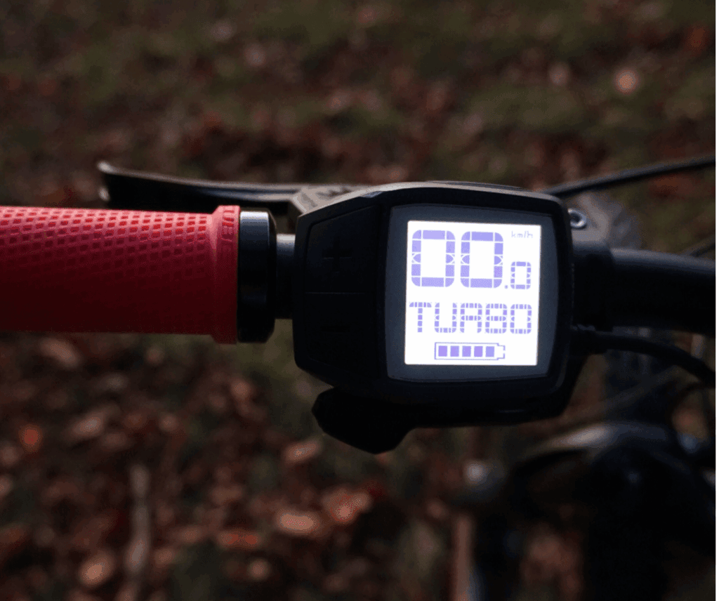 Nahaufnahme des Displays am Lenker des Cube Stereo Hybrid 140 HPC Race 625 E-Mountainbikes.