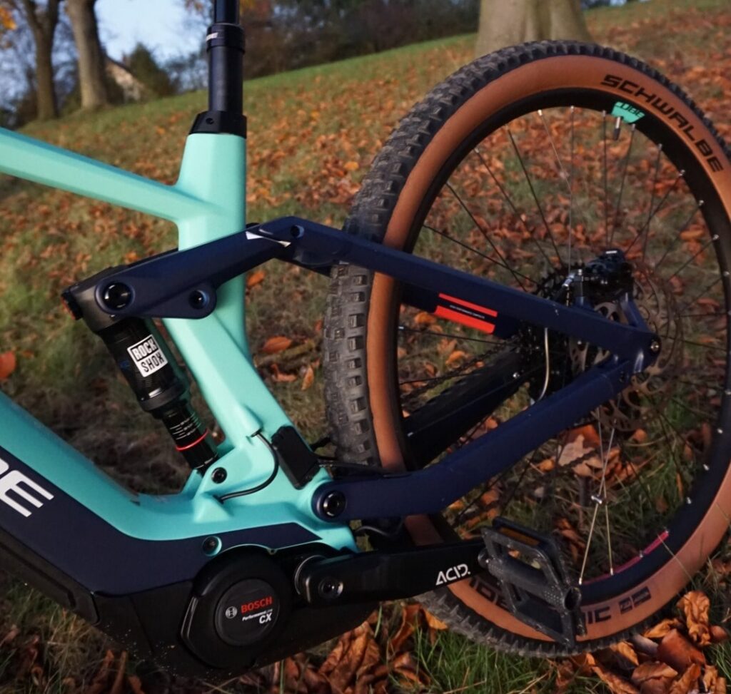 Nahaufnahme des Hinterrads am Cube Stereo Hybrid 140 HPC Race 625 E-Mountainbike.