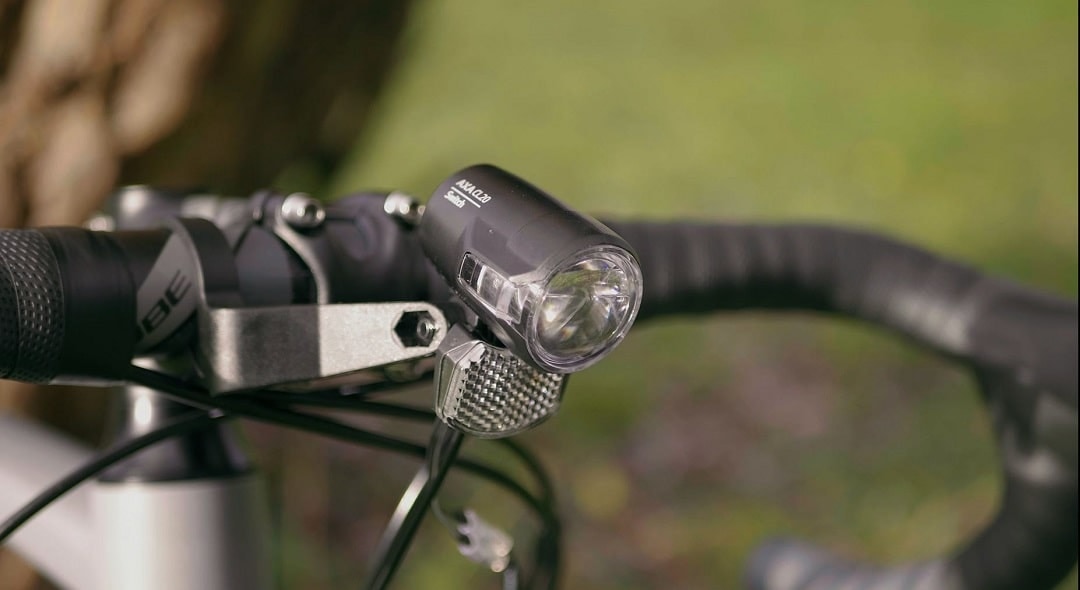 Nahaufnahme der Lichtanlage des Cube Nuroad Pro FE Gravelbikes.