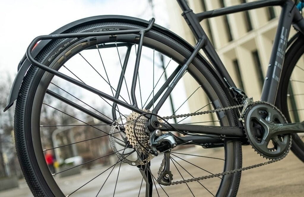 Nahaufnahme von Hinterrad, Kassette und Schaltwerk am Cube Nuroad Gravelbike.