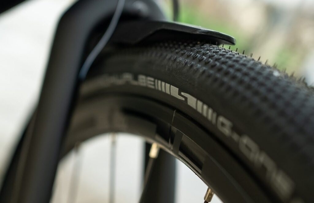 Nahaufnahme des Schwalbe Gravelbike-Reifens am Cube Nuroad.