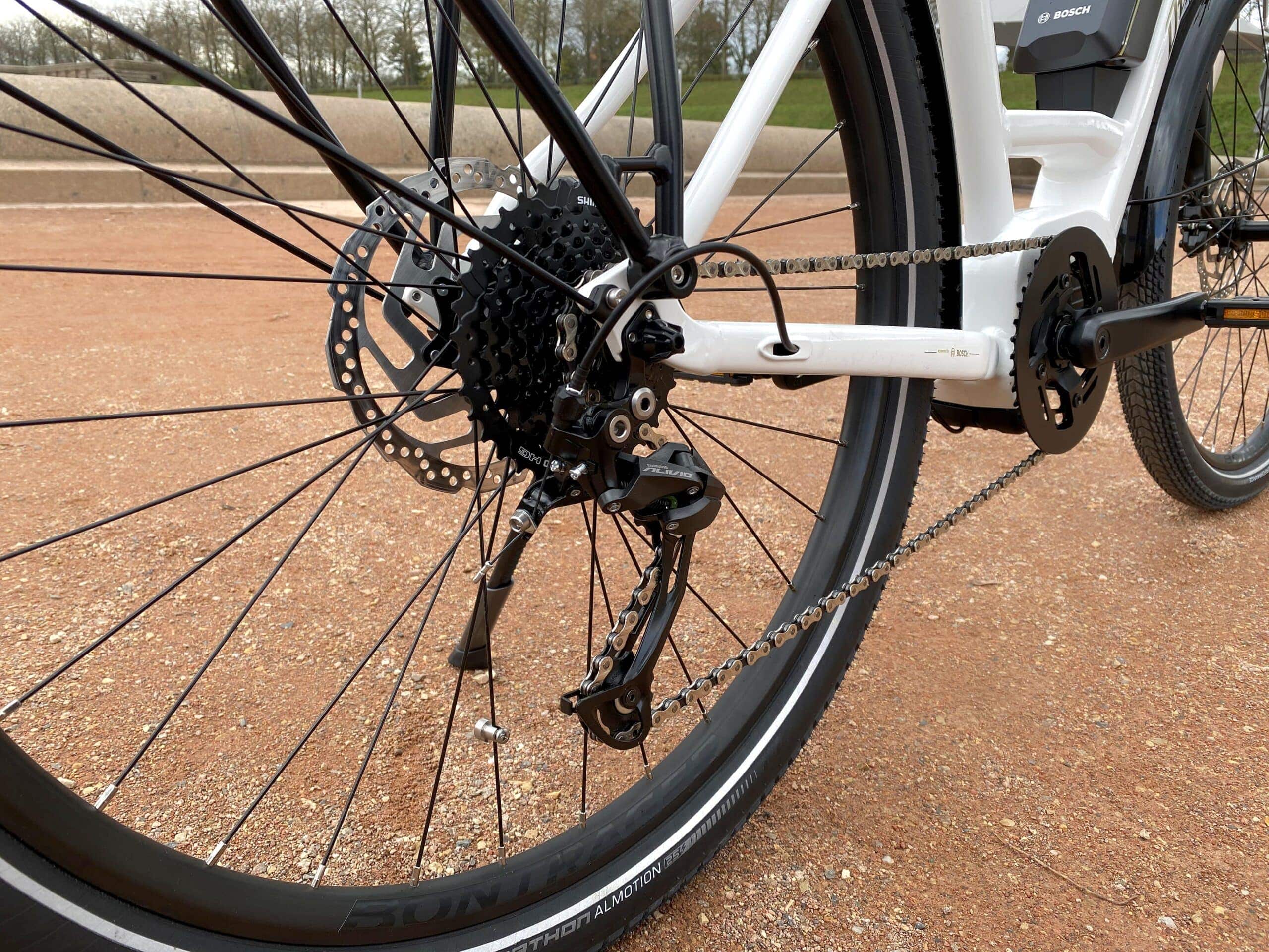 Nahaufnahme des Antriebs am Diamant Zing E-Bike mit Motor, Kurbel und Kette.