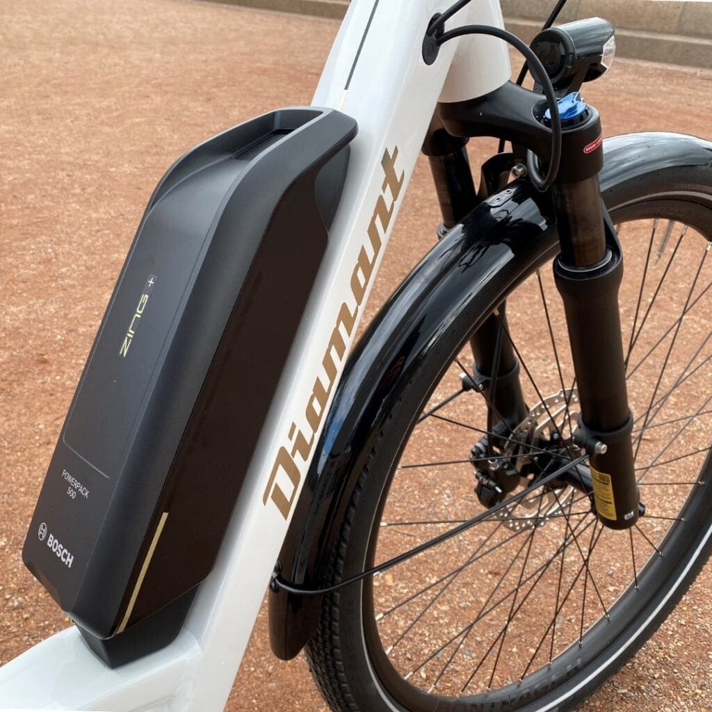 Frontansicht des Diamant Zing E-Bikes mit Lenker, Frontlicht und Vorderrad.