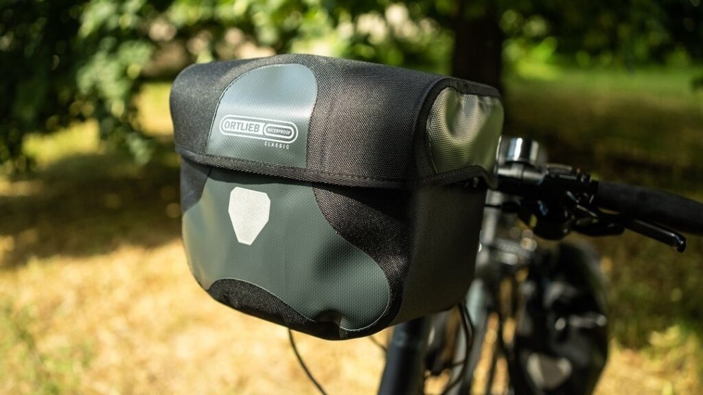 Lenkertasche an einem Fahrradlenker.