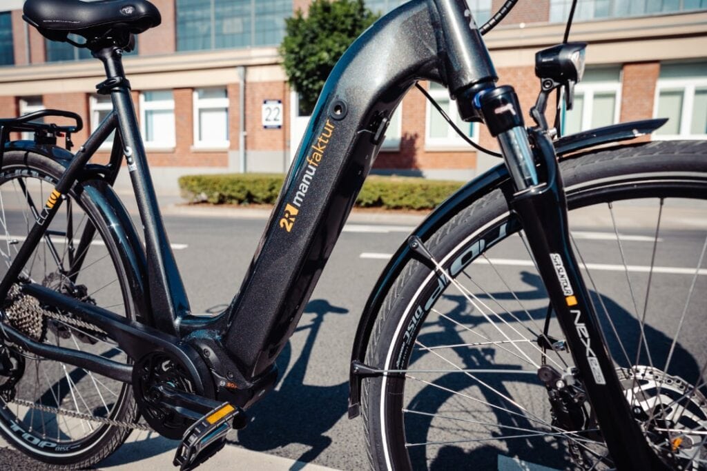 Frontansicht des 2R Manufaktur ELX 9 E-Trekkingbikes mit Federgabel und Frontlicht.